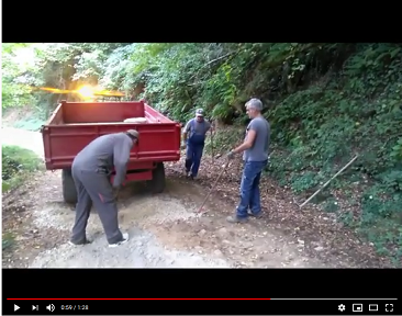 VIDEO: la reprise des travaux à Comencau. Réfection du chemin côté Moyrazes très endommagé par les pluies d'orage de cet été. Le tout venant nous à été offert gracieusement par la mairie et nous les en remercions ici vivement.D'autres travaux du même type restent à venir... 