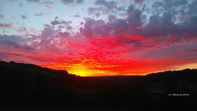 Un couché de soleil dans la vallée de l'Aveyron au dessus de Comencau...On distingue le Château du Cayla sur la droite. Un des plus beau ciel  que j'ai vu... et c'est ici!